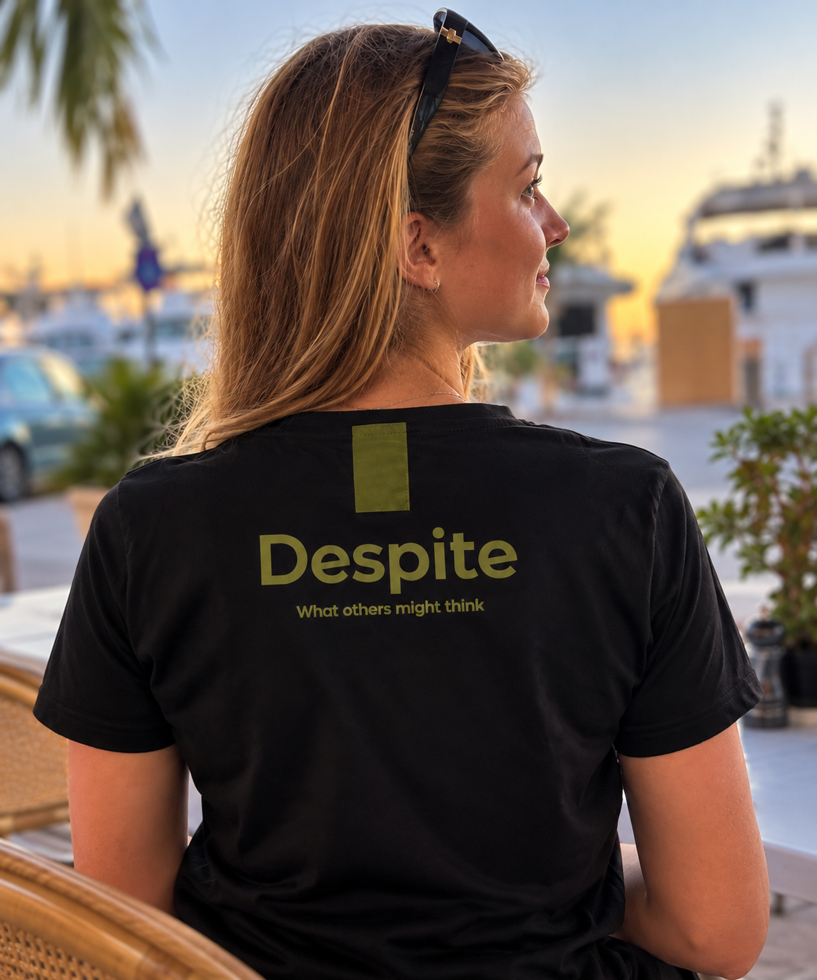 Despite Poppy – Sort T-shirt til damer med logo