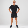 Enkelt kvadratisk produktbillede med modellen i sorte Despite-shorts