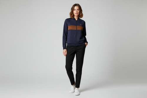 Kvinde i to-farvet blå og brun jakke